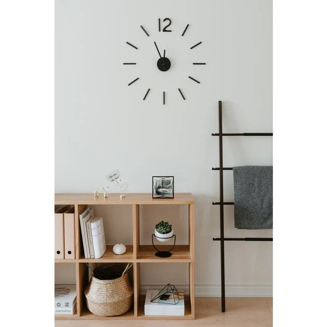 Umbra Analog Atomic Round Indoor Wall Standard Clock 2 Umbra Analog Atomic Round Indoor Wall Standard Clock - Image 2